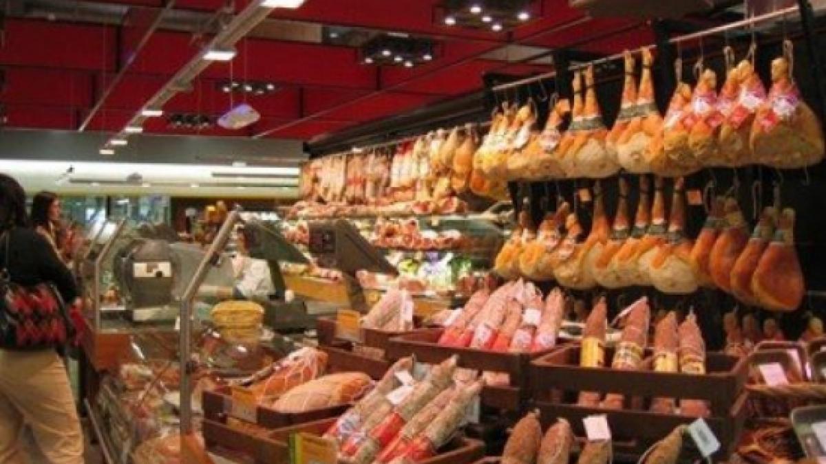 Zece persoane au fost reţinute în dosarul de evaziune fiscală şi comercializare de carne alterată