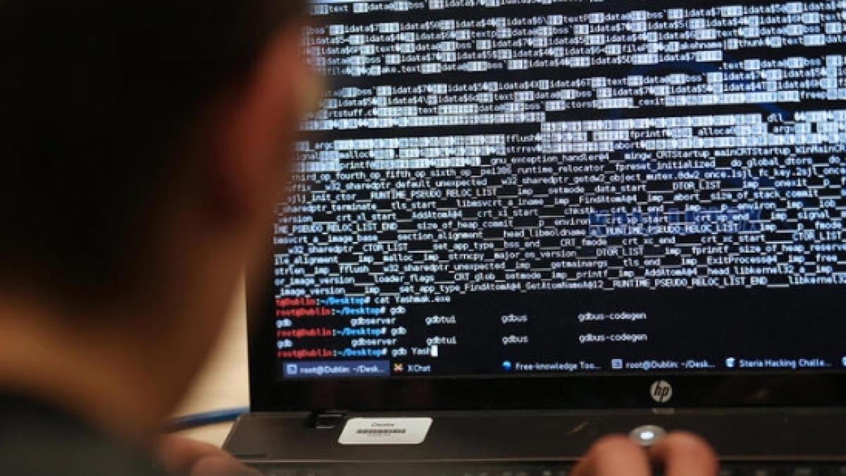 Celebrul hacker Guccifer a fost trimis în judecată, în stare de arest preventiv