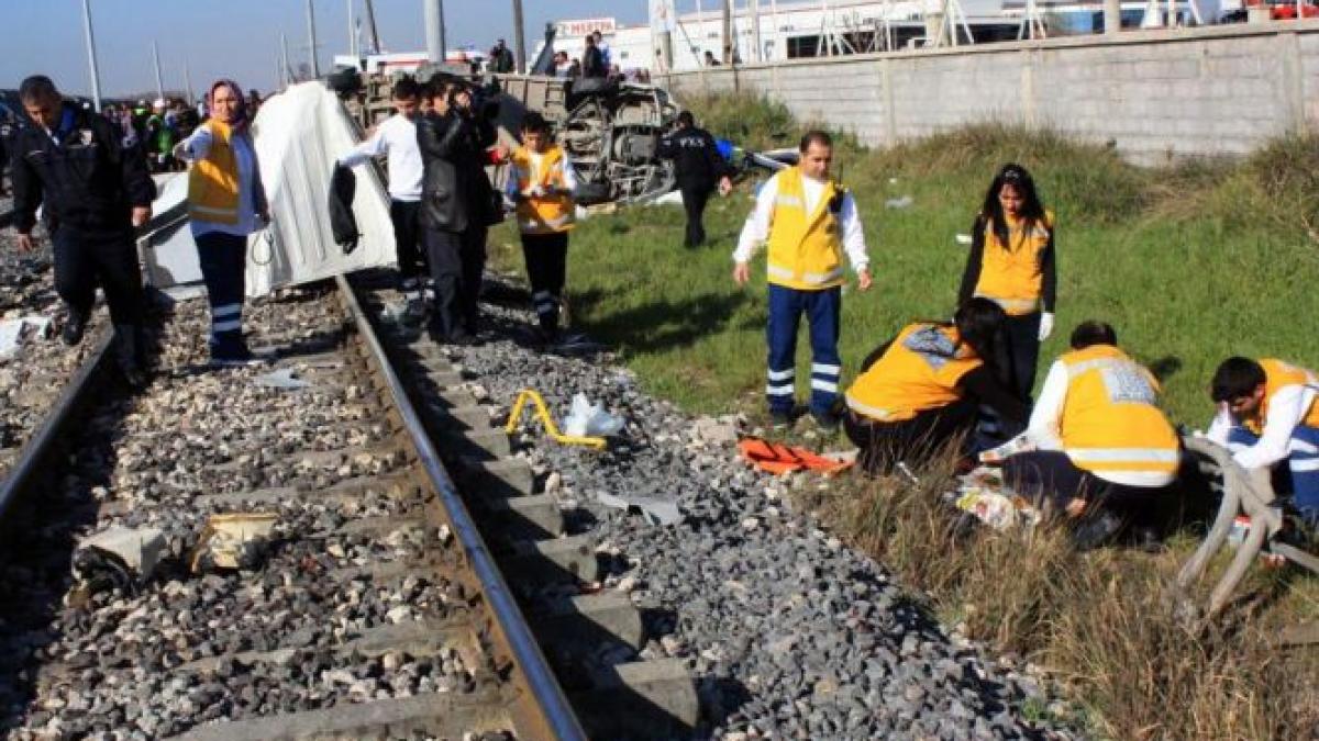 Nouă morţi şi cinci răniţi, după ce un tren a lovit un microbuz în Turcia