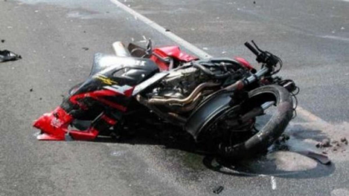 Moarte  îngrozitoare pentru doi tineri! După ce s-au răsturnat cu motocicleta au fost PROIECTAŢI într-un canal