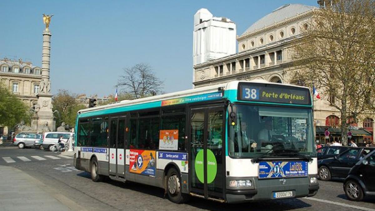 &quot;Nu îmi pasă. Tu nu urci în autobuzul meu!&quot; Un român de etnie romă nu a fost lăsat să urce în autobuz, la Paris