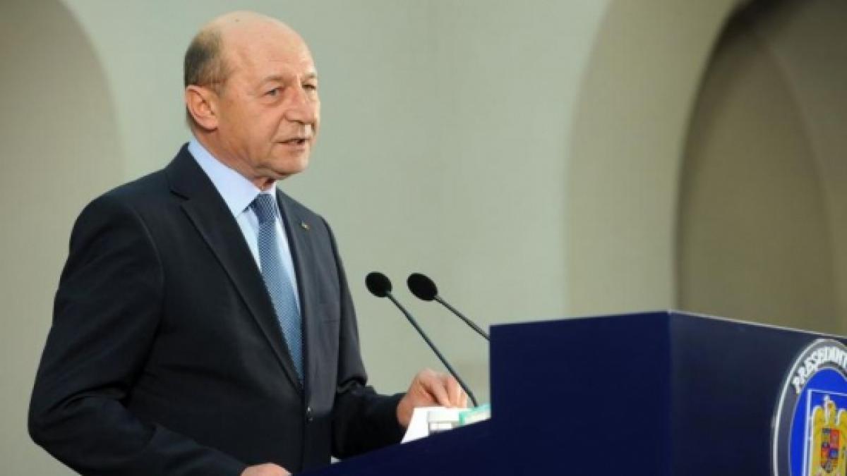 Băsescu: Tinerii români preferă calculatorul. Slavă Domnului că avem 10% care se îndreaptă şi către dat cu sapa