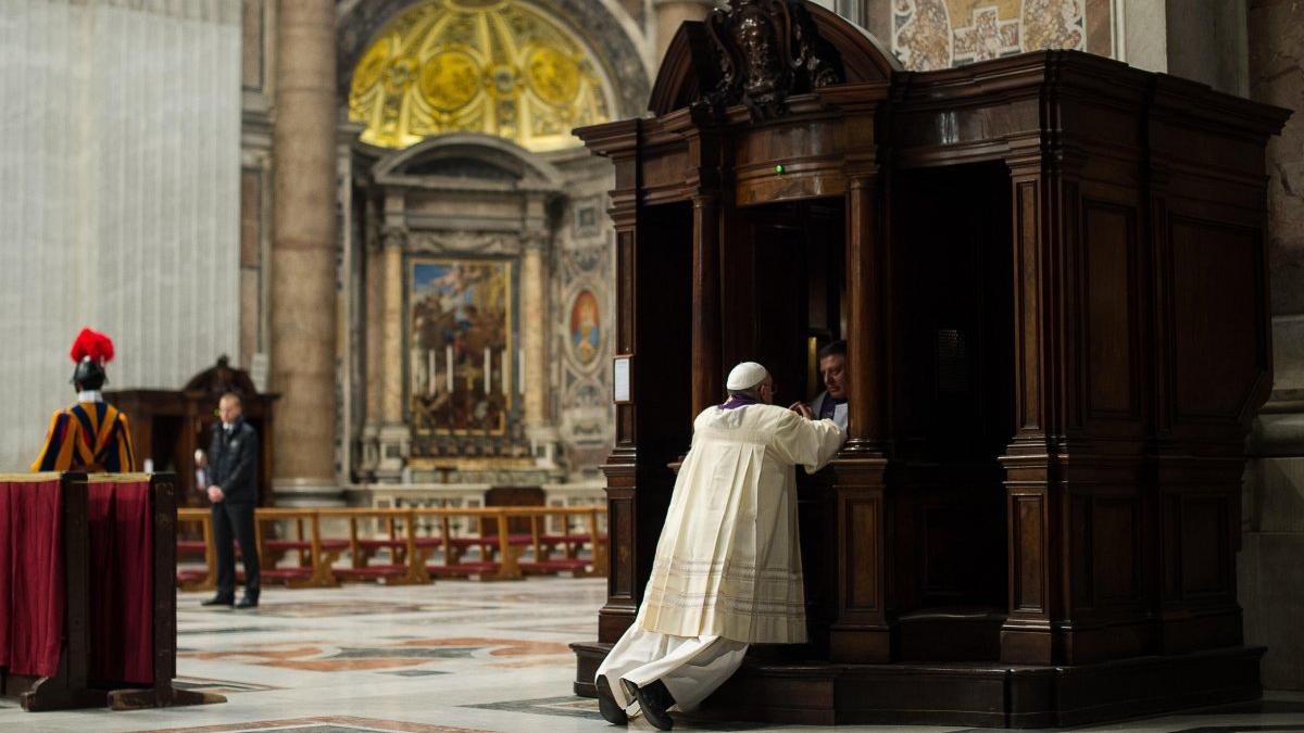 Niciun alt papă nu a mai făcut asta, la Vatican. Papa Francisc s-a SPOVEDIT în PUBLIC