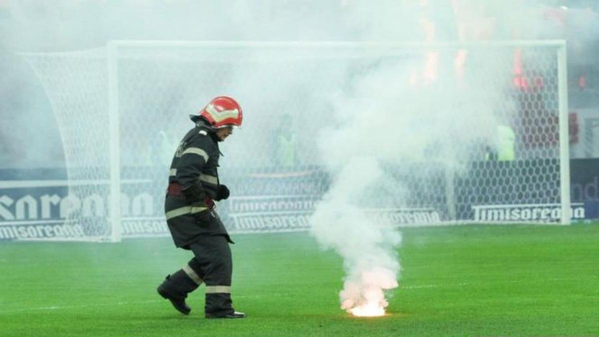 Steaua şi Dinamo, amendate şi lăsate fără galerii două meciuri, din cauza incidentelor de la semifinala din Cupa României