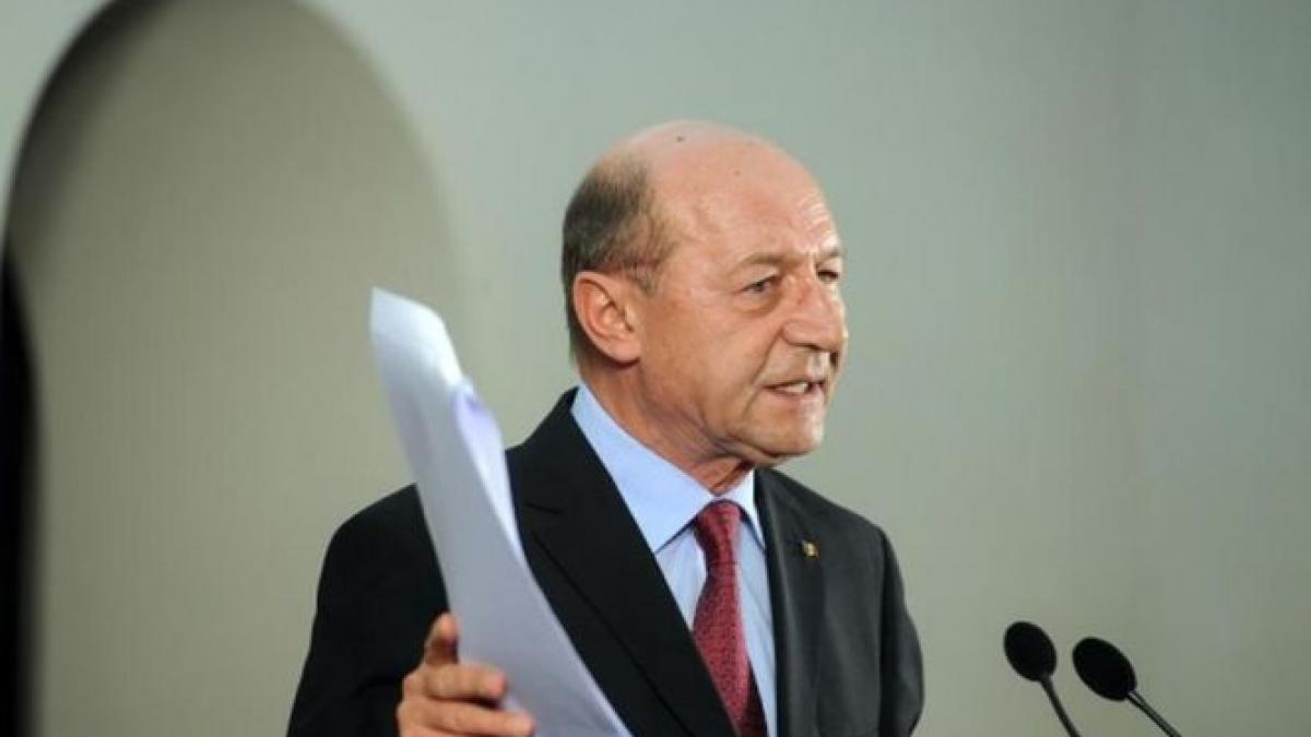 Traian Băsescu a trimis parlamentarilor peste 400 de scrisori, în care le cere să nu aprobe acciza la combustibil