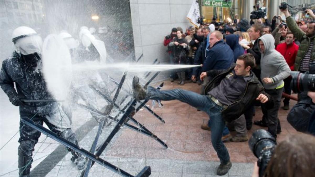 Protest anti-austeritate de la Bruxelles. Cel puţin 26 de oameni au fost răniţi