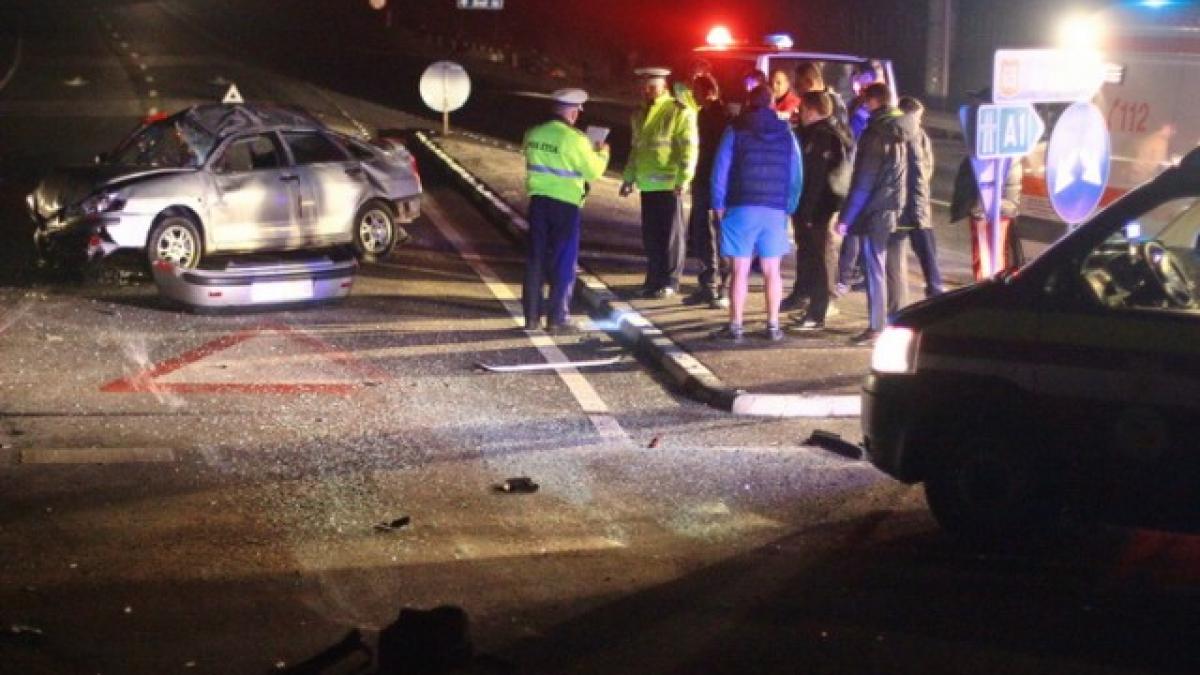 Accident teribil în Arad. Doi bărbaţi au murit, după ce au intrat cu maşina în plin, într-un sens giratoriu. Ce au găsit poliţiştii în maşină