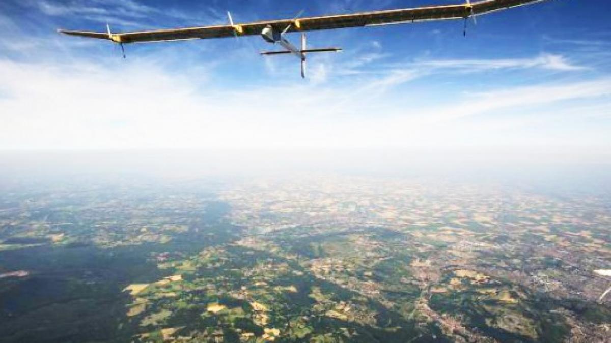 Avionul solar, care cântăreşte cât o maşină, poate face ocolul lumii fără oprire, în cinci zile