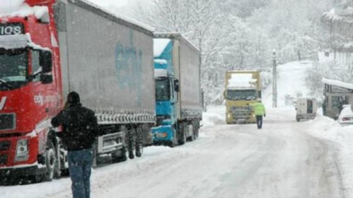 Trafic BLOCAT din cauza NINSORII. Drumarii intervin cu utilajele de deszăpezire