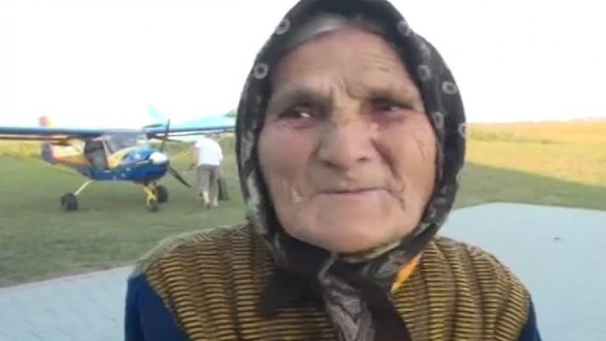 Bătrânica dornică de senzaţii tari. La 82 de ani, a zburat cu avionul