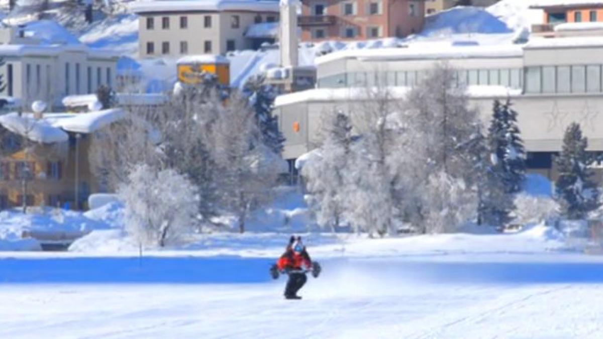 Un nou sport extrem. Cum poţi atinge 80 km/h pe un snowboard 