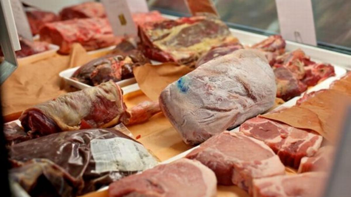 Mare atenţie la ce cumpăraţi! Carne stricată, ouă depozitate necorespunzător şi cozonaci etichetaţi ilegal, la vânzare în pieţe