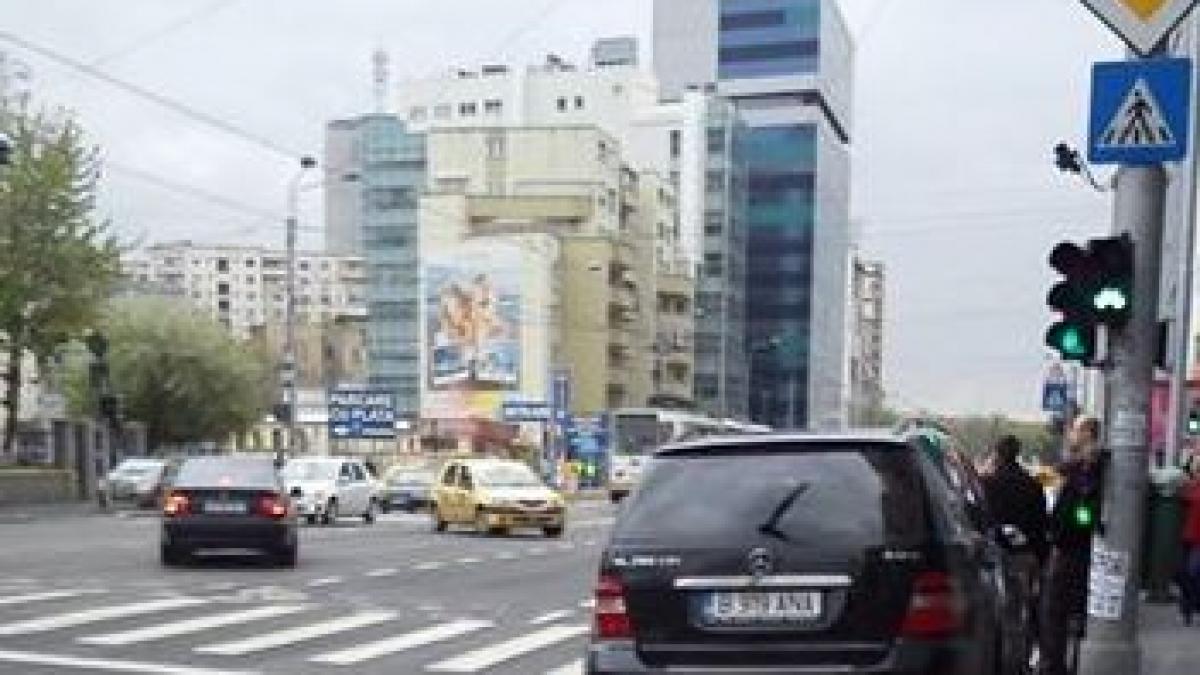 Ce se întâmplă în această intersecţie din Bucureşti. Cum a reuşit şoferul bolidului să îşi atragă antipatia a sute de oameni