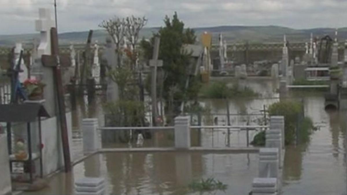 Cimitir inundat în ajun de Înviere. &quot;Primarului i-ar coveni să aibă băiatul înmormântat în balta asta?&quot; 