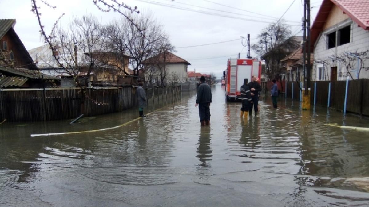 CODUL ROŞU de inundaţii a fost PRELUNGIT. Pericol mare în Teleorman. BILANŢUL, prezentat de Oprea: Doi morţi şi trei dispăruţi