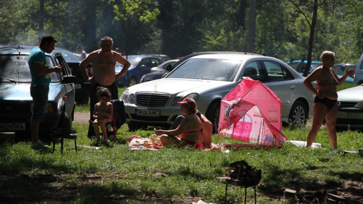 De miercuri se întorc PLOILE. Cum va fi vremea de 1 Mai. Meteorologii au publicat prognoza pe următoarele două săptămâni