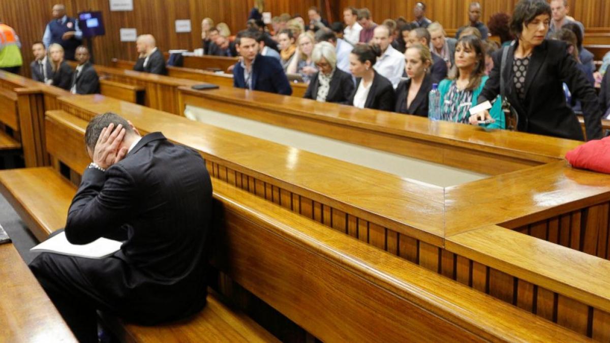 Detaliu ŞOCANT despre Oscar Pistorius. Ce face de fapt, în sala de judecată, în faţa judecătorului