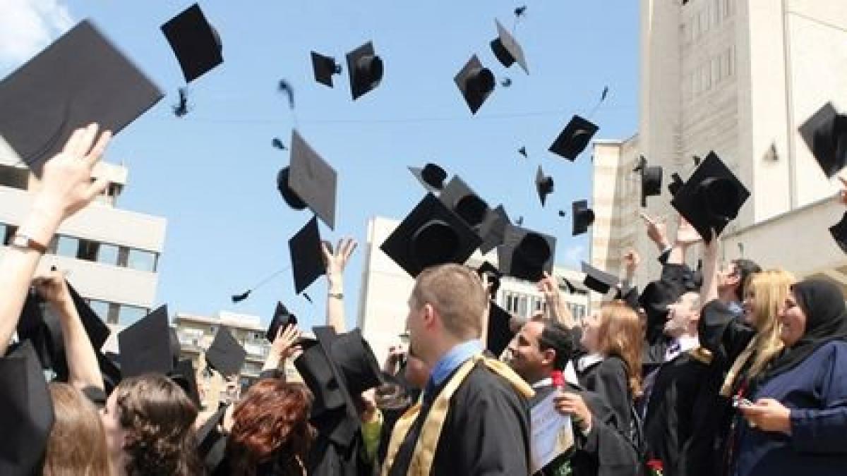 Profilul &quot;INTELECTUALULUI&quot; modern. Treci prin facultate ca gâsca prin apă, dai bani şi îţi cumperi lucrarea de licenţă şi eşti tânăr absolvent de facultate