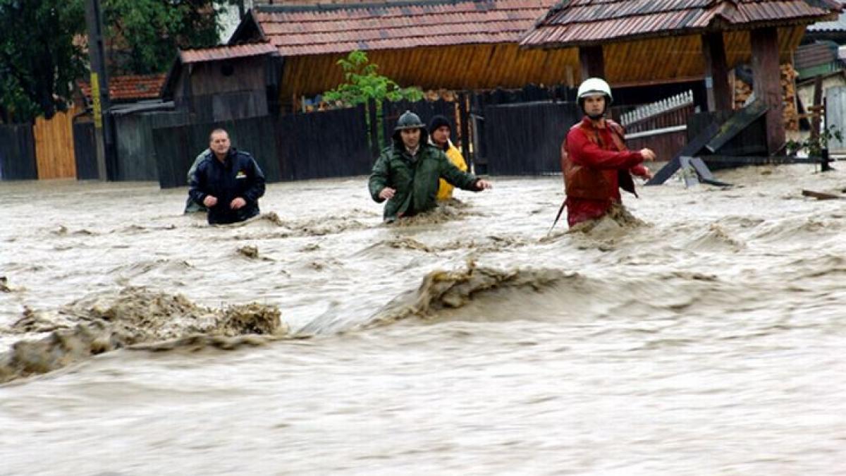 Situaţie EXTREM de GRAVĂ în Teleorman. De la o oră la alta tot mai mulţi oameni sunt EVACUAŢI din gospodării. Misiunile de salvare, îngreunate din cauza curenţilor puternici