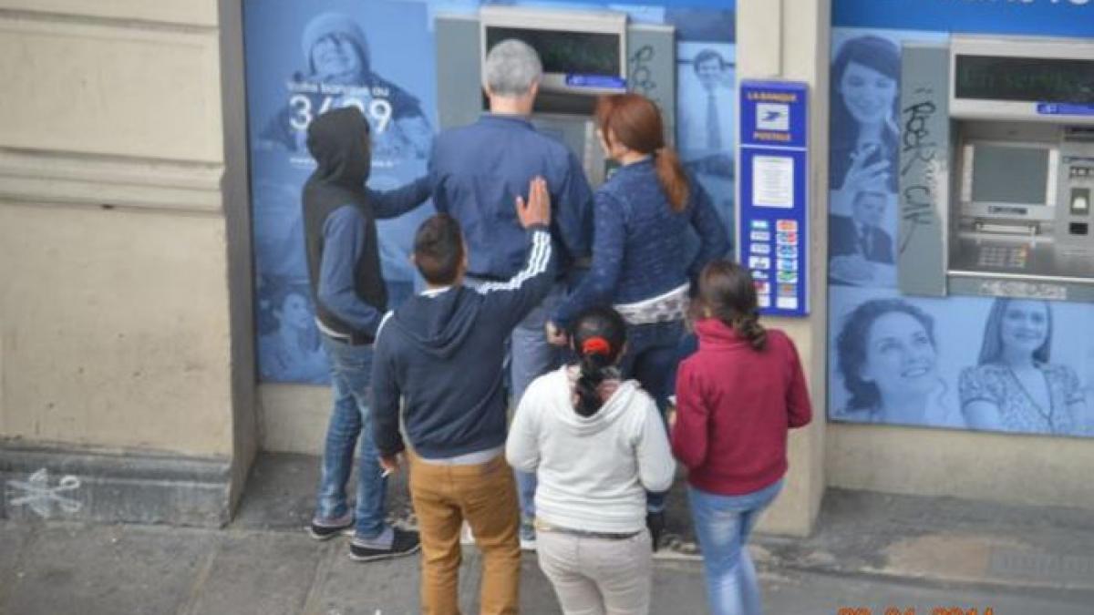 Imagini surprinse în ziua de Paşte, lângă catedrala Notre Dame din Paris. Ce îi fac aceşti ŢIGANI ROMÂNI domnului de la ATM