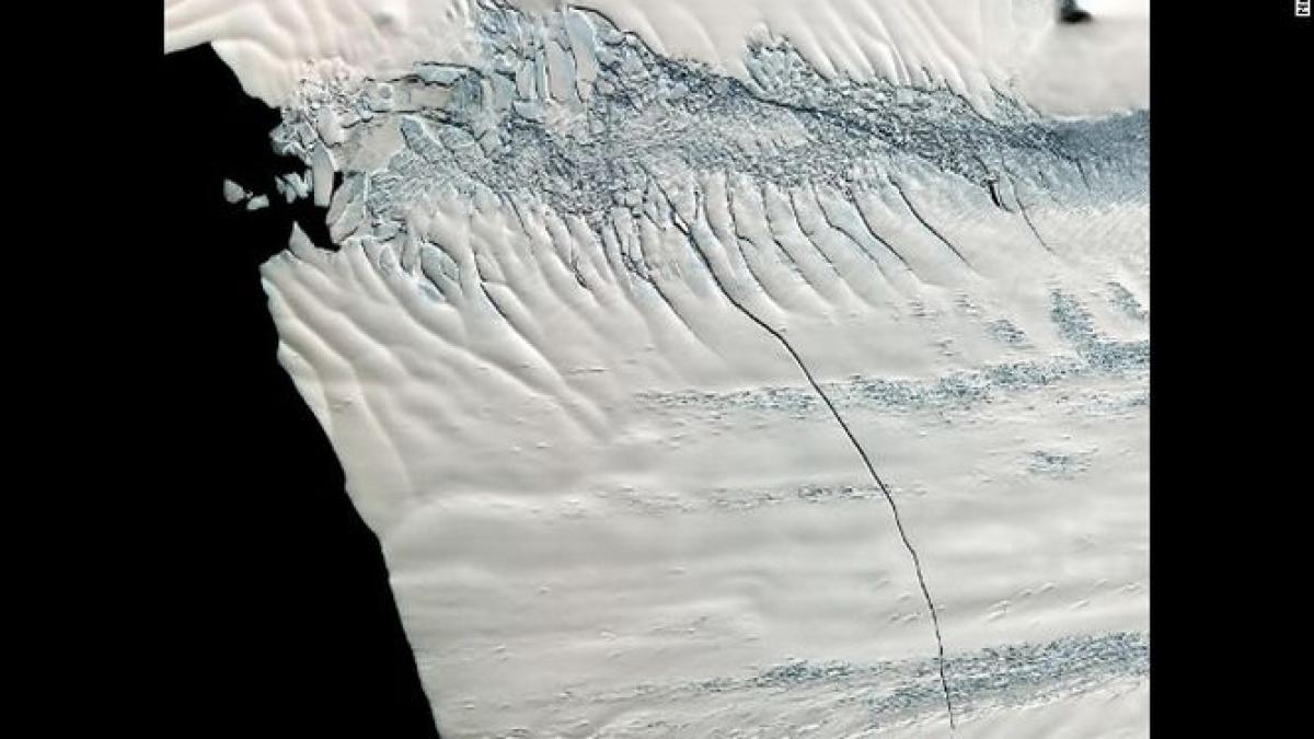 Un iceberg IMENS s-a desprins de calota glaciară şi pluteşte în Oceanul Antarctic