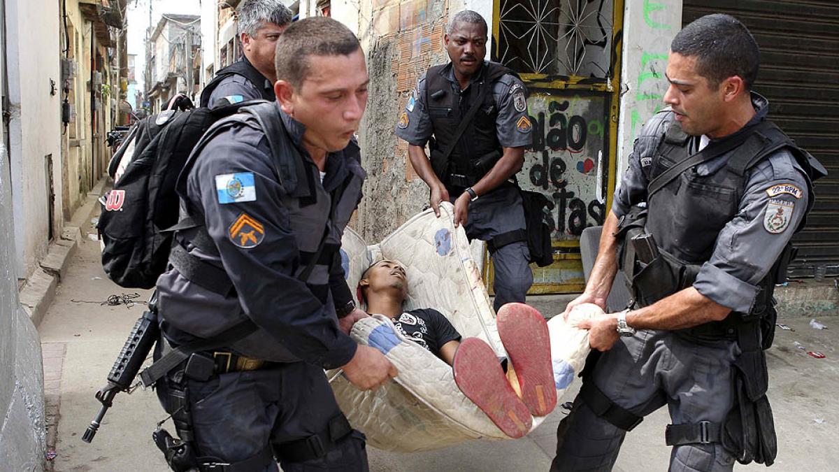 Alertă MAXIMĂ cu mai puţin de 50 de zile înainte Campionatului Mondial din Brazilia. Proteste violente la Rio de Janeiro