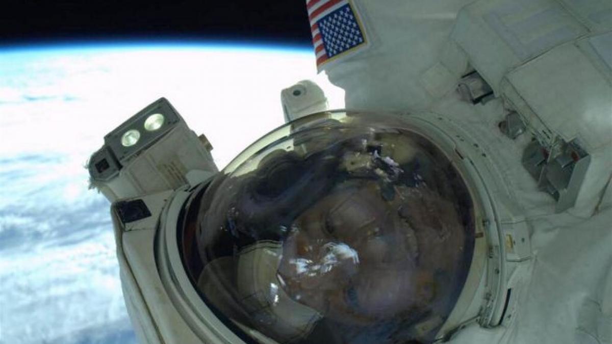 Primul &quot;selfie&quot; de pe orbită! Un astronaut de pe Staţia Spaţială Internaţională a dat publicităţii primul selfie orbital