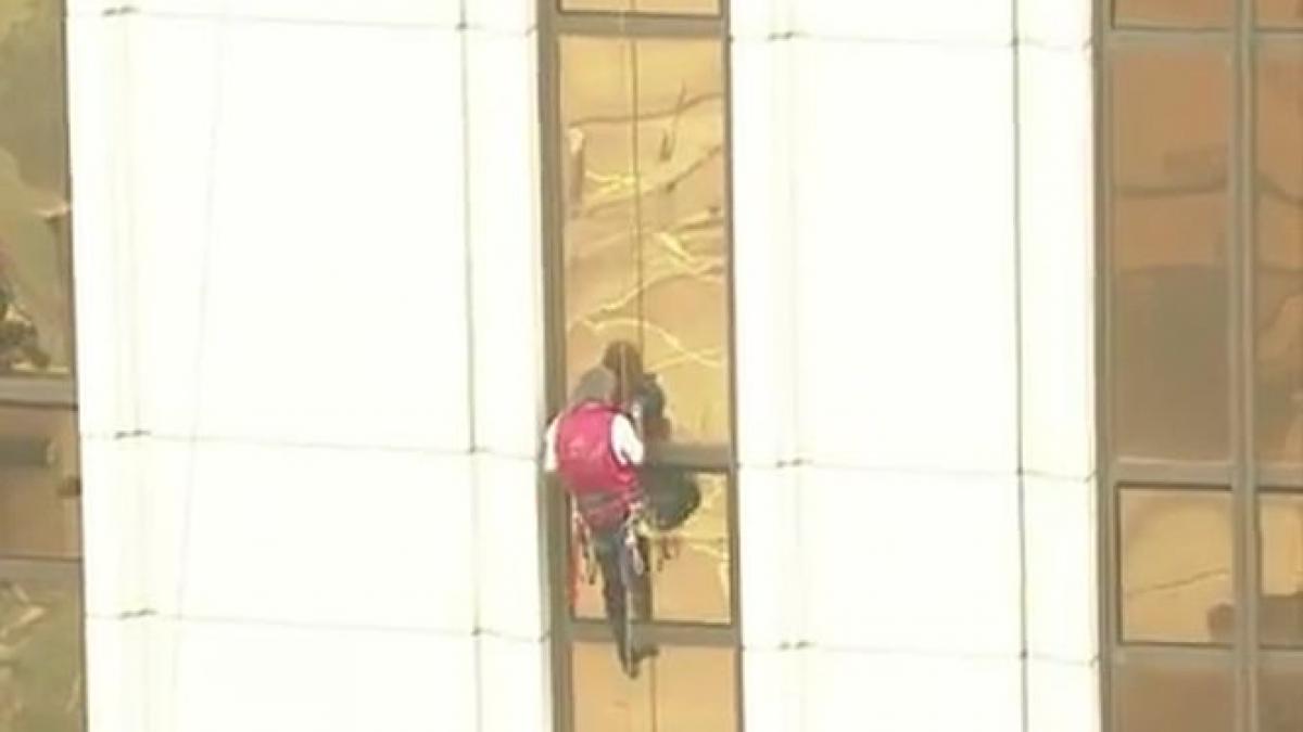 Spiderman-ul francez, Alain Robert, are o nouă performanţă. A escaladat un hotel de 33 de etaje