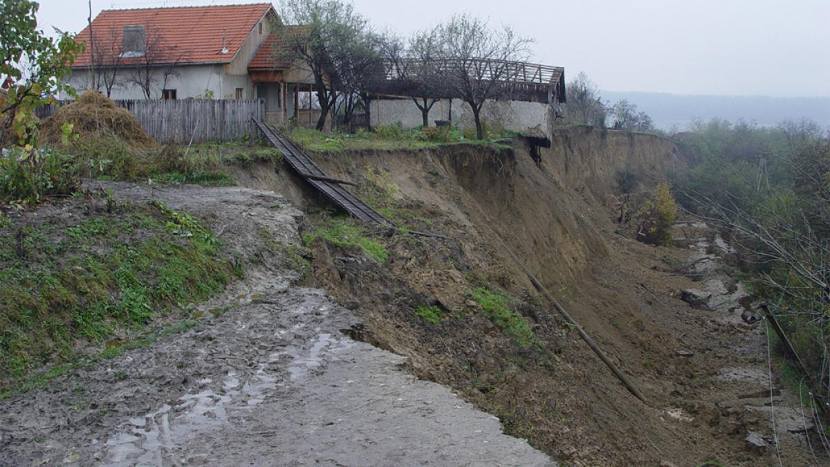 Ploile din ultimele zile au NENOROCIT zeci de gospodării. Din cauza inundaţiilor, pământul o ia la vale şi cade peste case