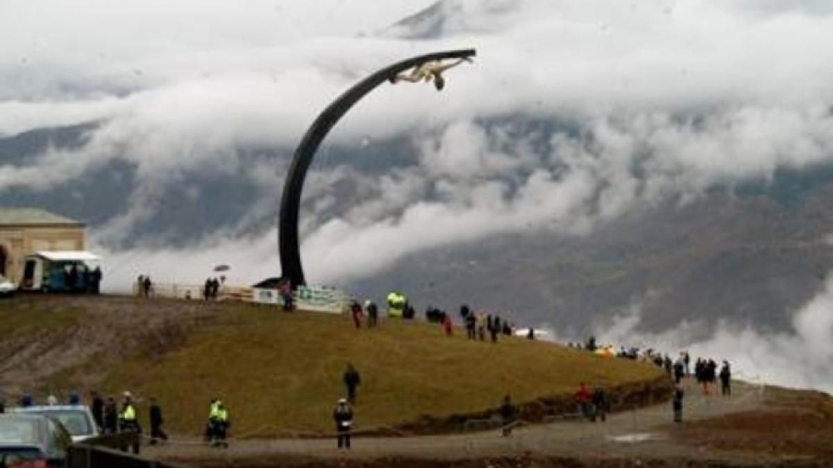 Un crucifix GIGANT, dedicat Papei Ioan Paul al II-lea, s-a prăbuşit şi a ucis un tânăr pelerin