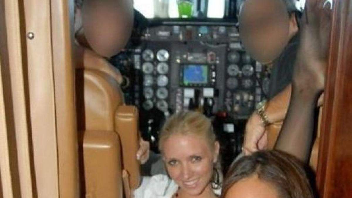 Ce fac stewardesele DUPĂ ce toţi pasagerii au coborât din avion. Imaginile au ajuns acum pe internet