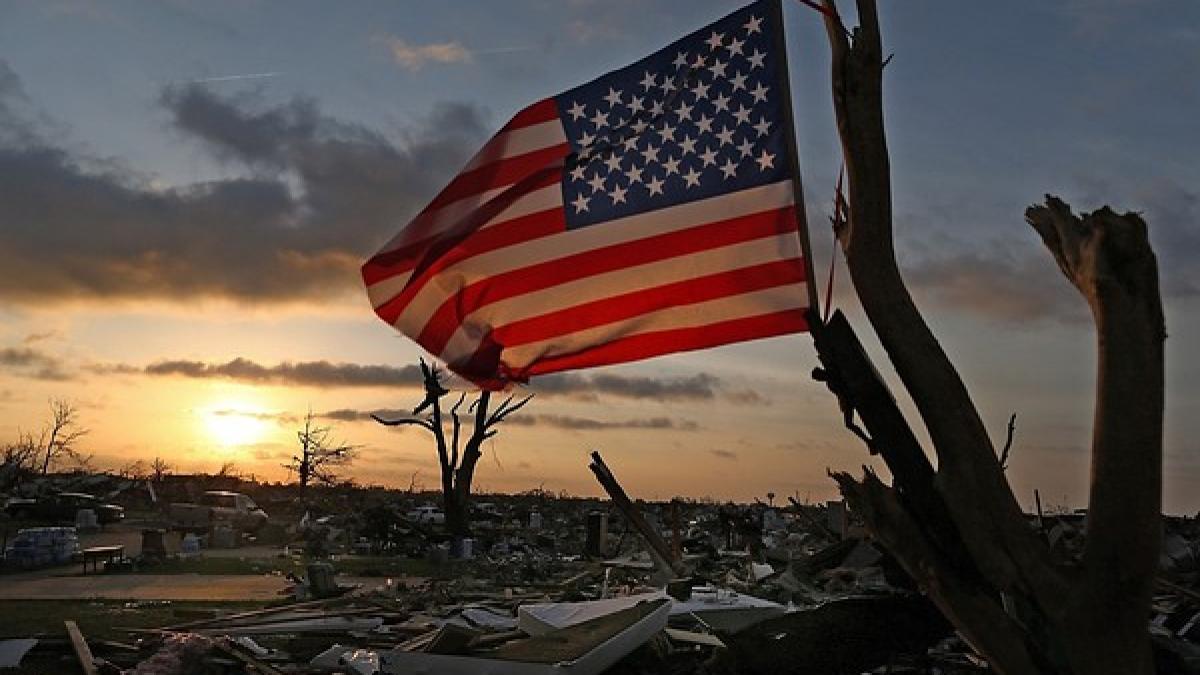 America, DISTRUSĂ de TORNADE. Cel puţin 18 oameni au murit, iar autorităţile au decretat stare de urgenţă