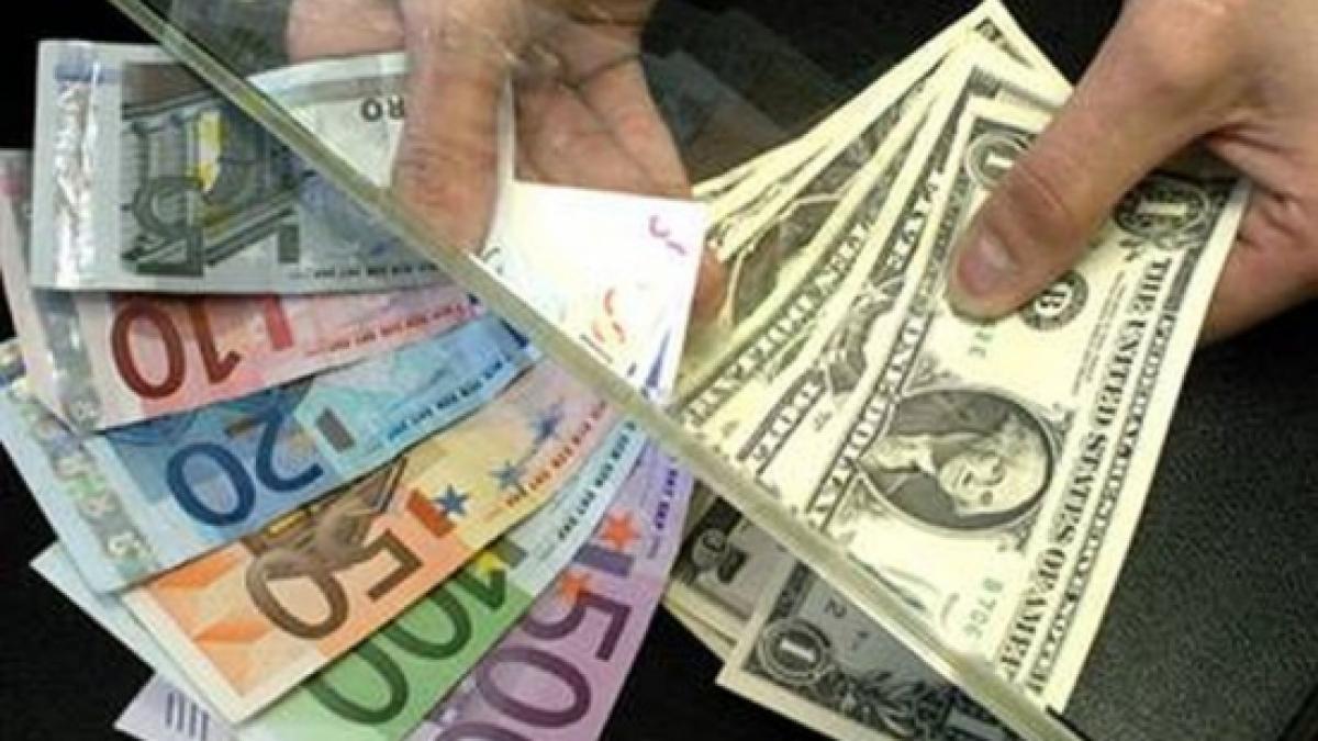 Leul scade în raport cu euro şi dolarul. Vezi cursul BNR