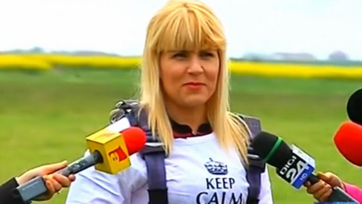 Elena Udrea a sărit cu paraşuta de 1 Mai