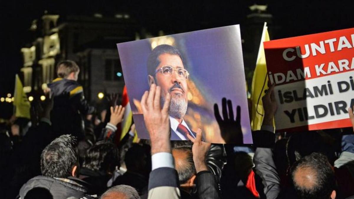 Peste 100 de susţinători ai lui Mohamed Morsi, condamnaţi la închisoare în Egipt