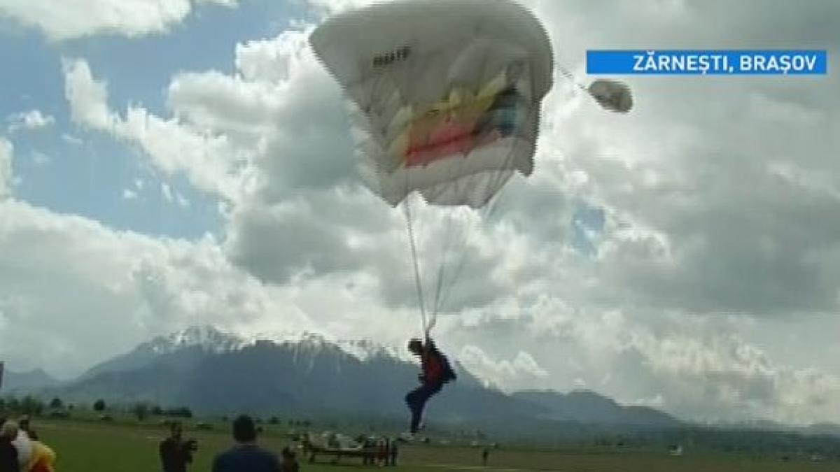 Spectacol aviatic la Zărneşti. Amatorii de adrenalină, salturi în tandem cu paraşutişti experimentaţi