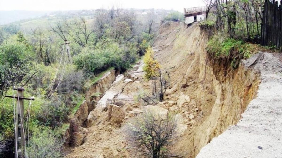 Blestemul apelor nu le dă pace oamenilor. Cea mai gravă situaţie este în Argeş, unde pământul a început să o ia la vale