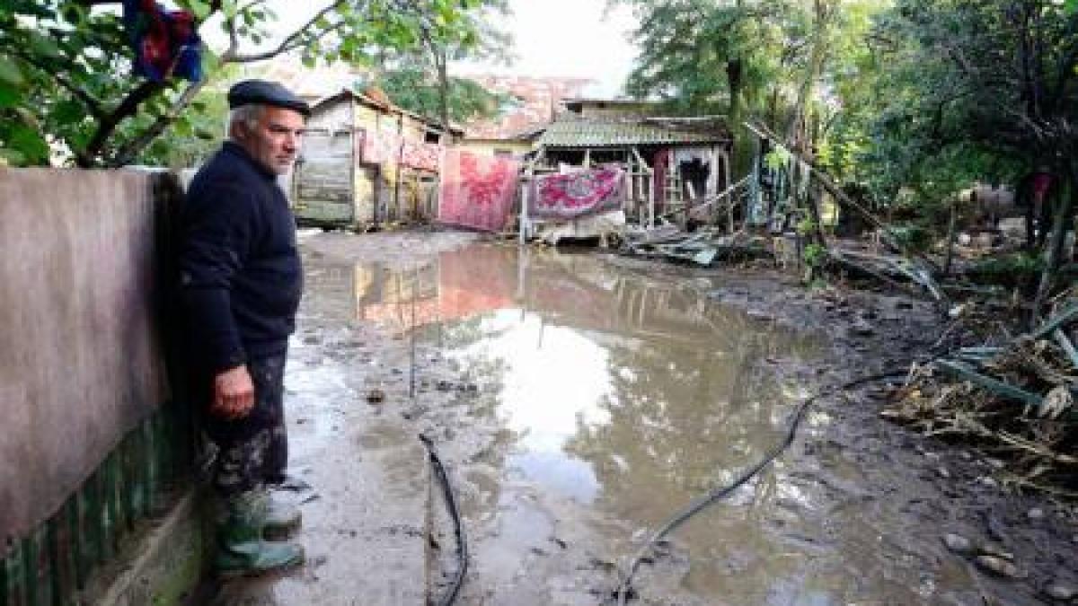 O sută de locuinţe au fost afectate de inundaţii în Argeş