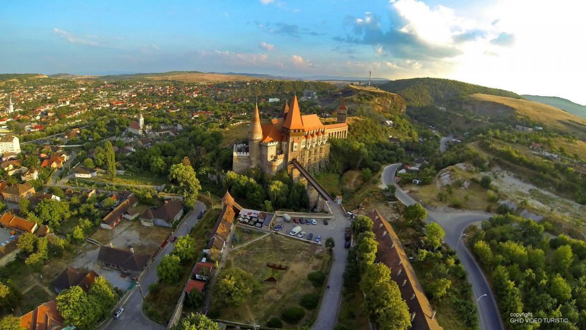 România la înălţime - Castelul Corvinilor, unul dintre cele mai importante monumente medievale din ţara noastră