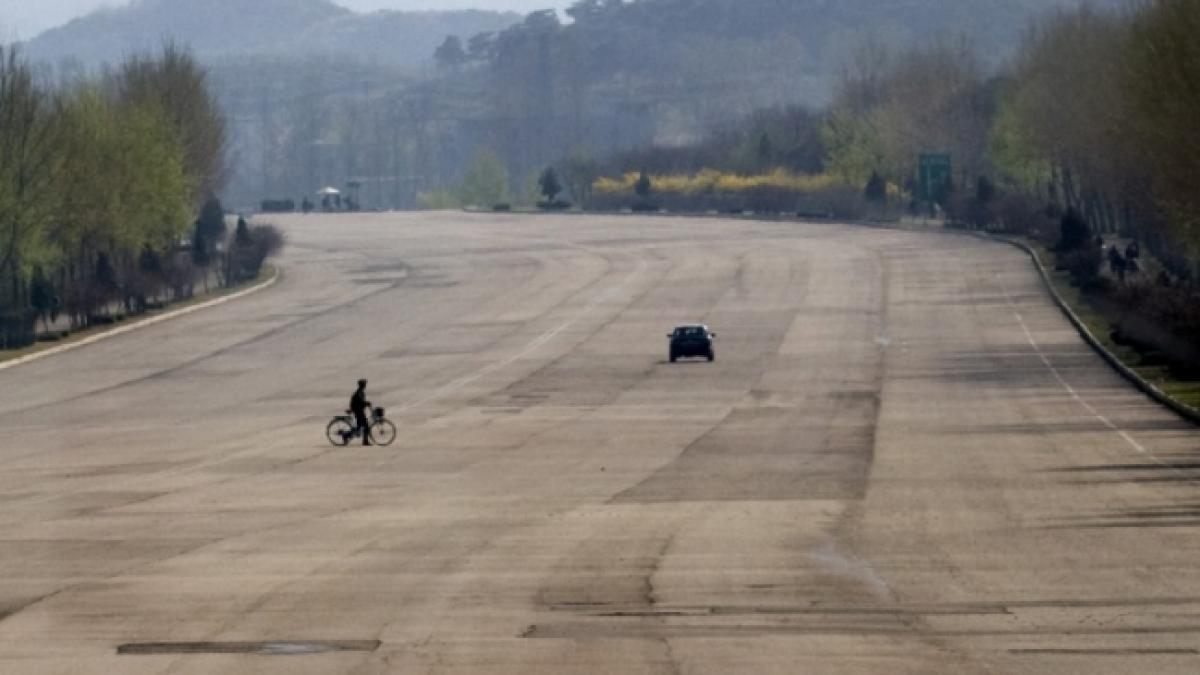 Autostrada cu ZECE benzi de circulaţie pe care nu circulă NIMENI. Unde se află drumul &quot;singurătăţii&quot;