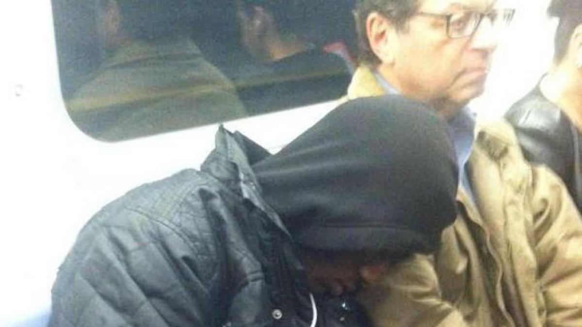 Care a fost reacţia acestui EVREU după ce un NEGRU a adormit cu capul pe umărul său în metrou