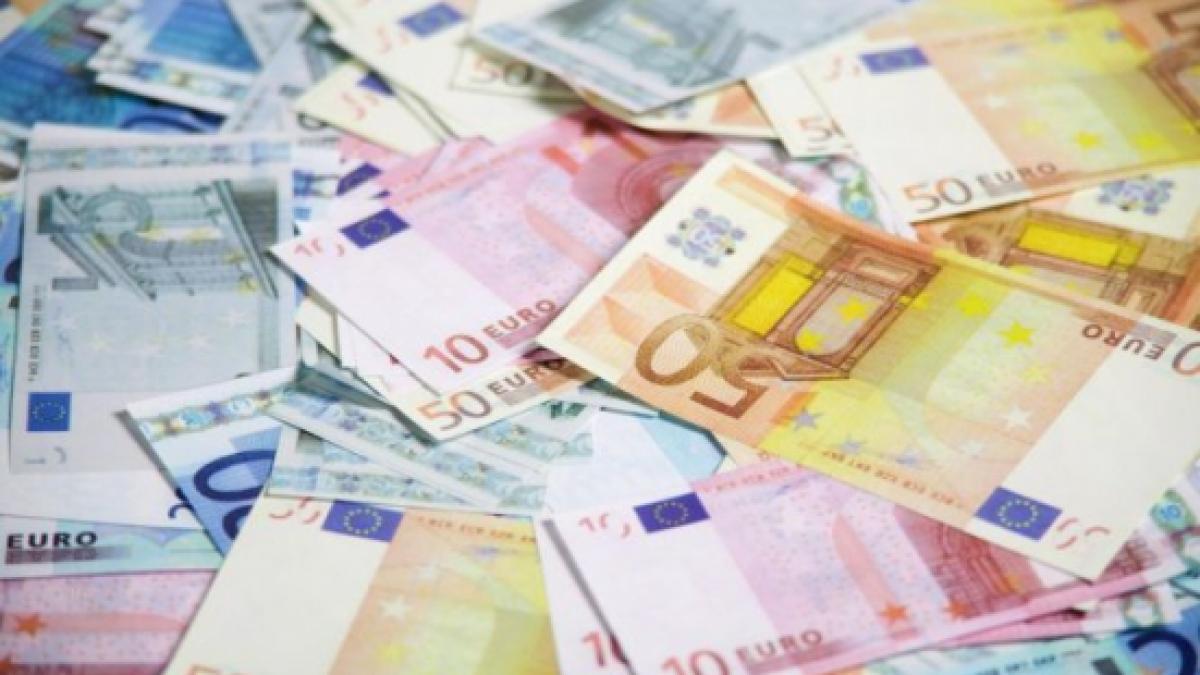 Risipă de bani la CNADNR. 200.000 de euro pe bănci, mese şi coşuri de gunoi