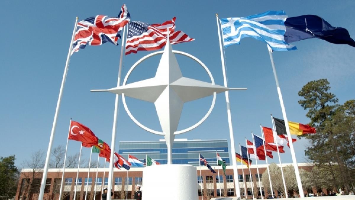 Rusia contrazice NATO: Alianţa nu e în măsură să finanţeze un contingent permanent în Europa de Est 