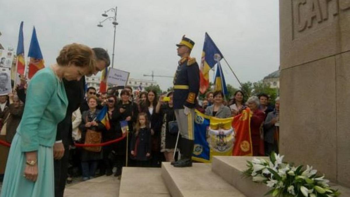 Ziua Regalităţii. Familia regală a depus un buchet de flori la statuia regelui Carol I