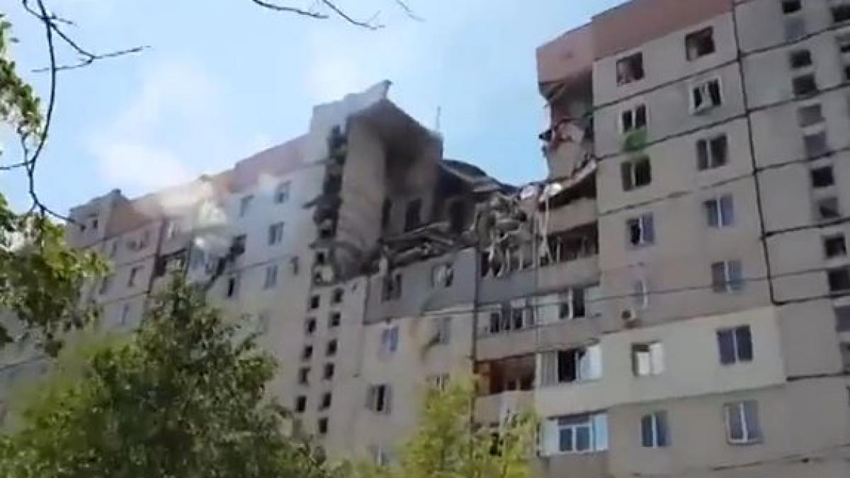 EXPLOZIE într-un bloc de locuinţe din Ucraina. IMAGINI cu etajele distruse în urma deflagraţiei