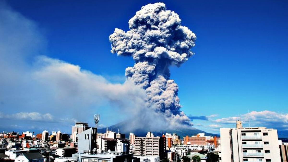 Japonia. Erupţia vulcanului Sakurajima a ridicat un nor de cenuşă la peste 4500 de m