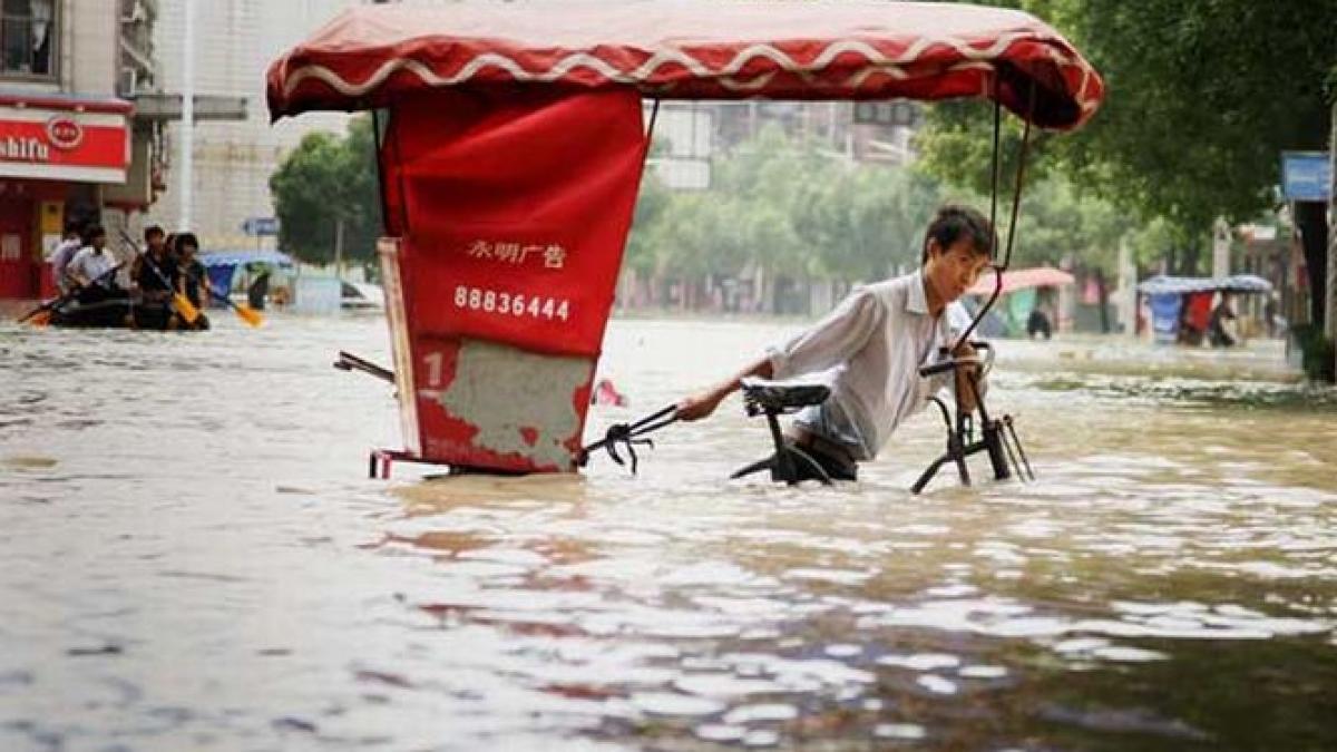 Ploi torenţiale şi inundaţii de proporţii în China. Peste 1 milion de oameni sunt SINISTRAŢI