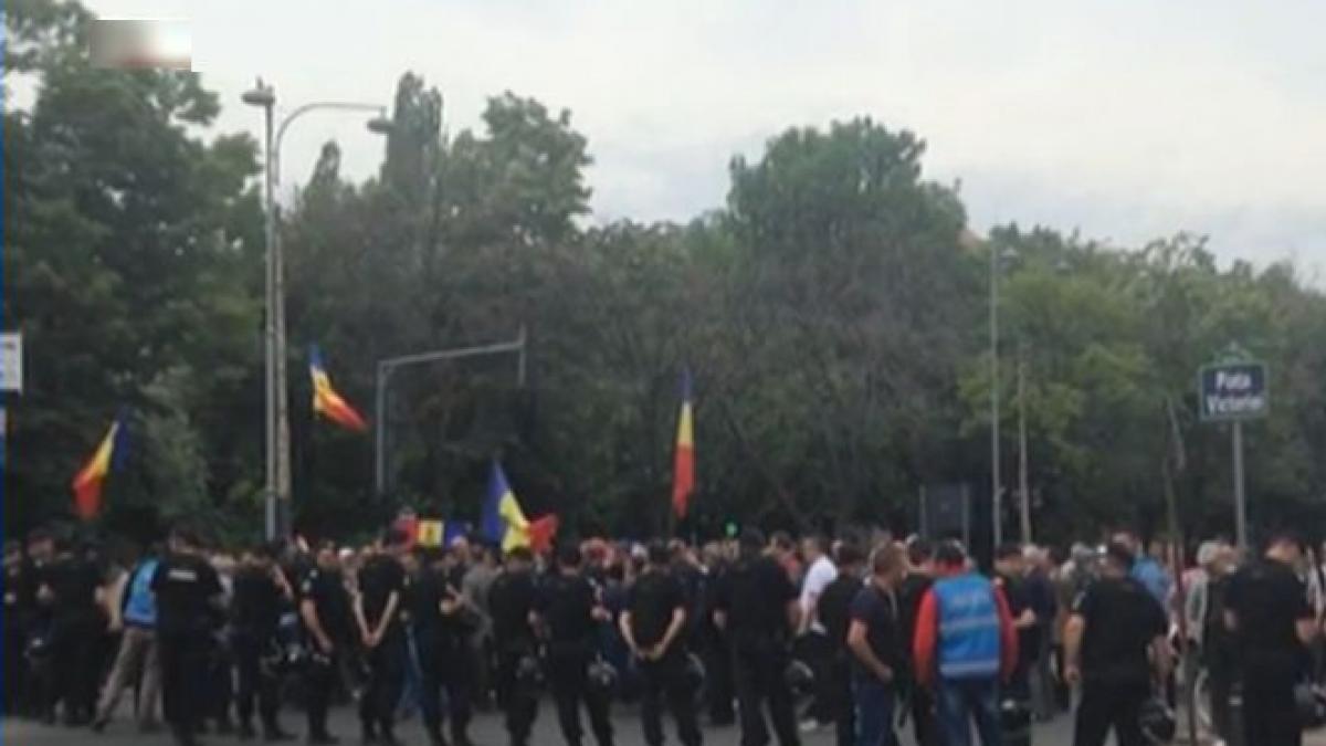 Protest al revoluţionarilor în Piaţa Victoriei. Manifestanţii au blocat circulaţia pe Bulevardul Aviatorilor