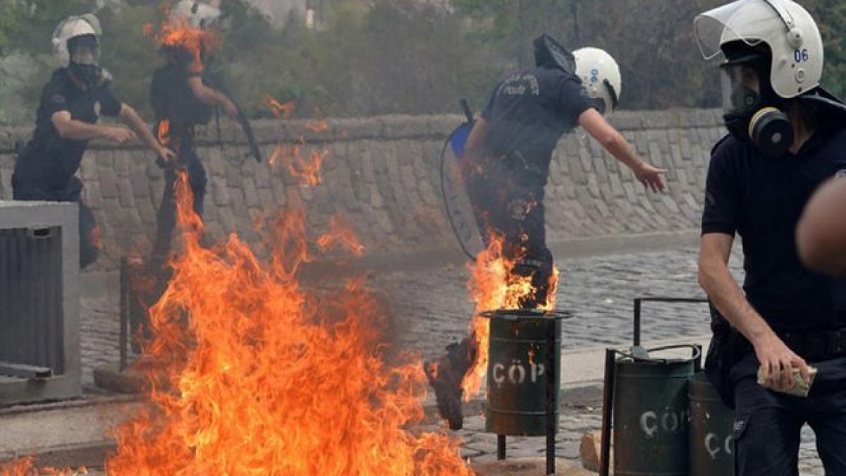 Proteste violente în mai multe oraşe din Turcia după accidentul minier de ieri seară. Coloana oficială a premierului Erdogan a fost atacată