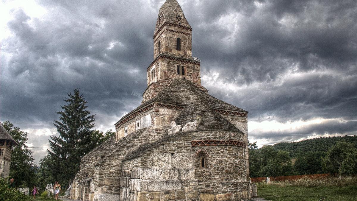 România la Înălţime: Biserica Sfântul Gheorghe din Densuş, un lăcaş de cult fără pereche